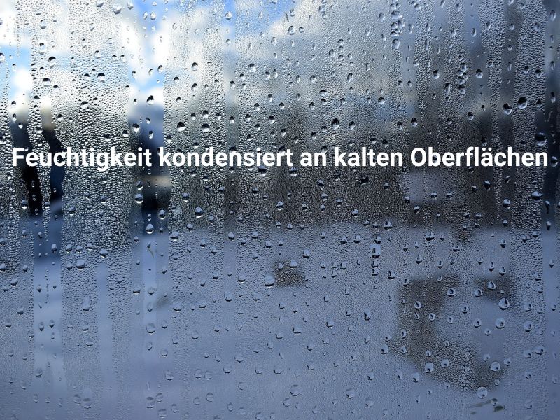 Die Feuchtigkeit in der Wohnung kondensiert an kalten Oberflächen, wie hier an der Fensterscheibee