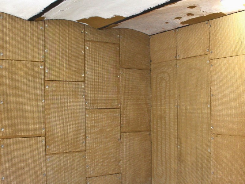 Wandheizungs-Module werden im Trockenbau an der Wand befestigt