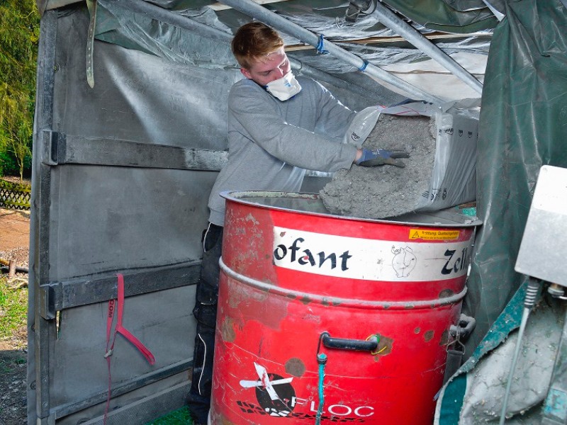 Mit Hilfe einer speziellen Maschine wird der Dämmstoff Zellulose in Hohlräume eingeblasen